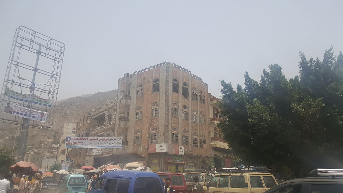 مقتل ثلاثة مدنيين بقذيفة أطلقها الحوثيون على حي سكني في تعز مقتل ثلاثة مدنيين بقذيفة أطلقها الحوثيون على حي سكني في تعز