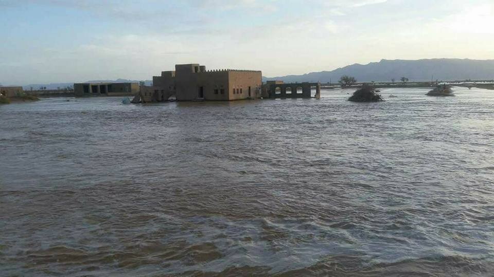 سيول جارفة تتسبب بوفاة طفلة وإصابة أسرتها في الحزم بالجوف سيول جارفة تتسبب بوفاة طفلة وإصابة أسرتها في الحزم بالجوف