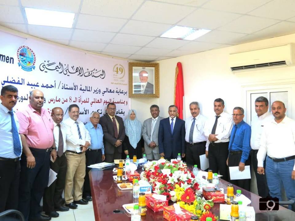 رئيس بنك محتجز بمكتبه يطلب النجدة عبر «فيسبوك» (فيديو) رئيس بنك محتجز بمكتبه يطلب النجدة عبر «فيسبوك» (فيديو)