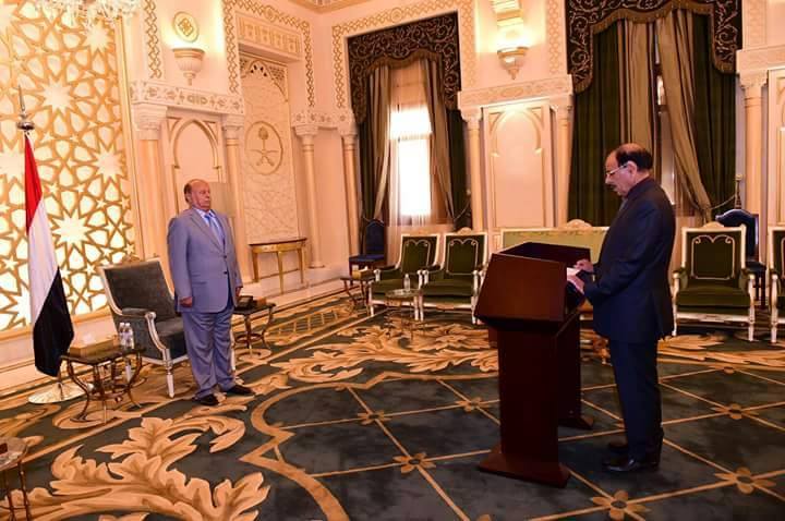 اللواء علي محسن يؤدي اليمين الدستورية أمام هادي بعد تعيينه نائباً للقائد الأعلى للجيش اللواء علي محسن يؤدي اليمين الدستورية أمام هادي بعد تعيينه نائباً للقائد الأعلى للجيش