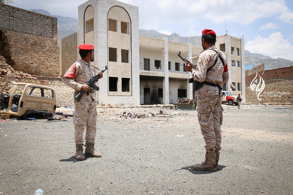 بدء عملية تسليم المواقع والمباني الحكومية في تعز للجيش والأمن بدء عملية تسليم المواقع والمباني الحكومية في تعز للجيش والأمن