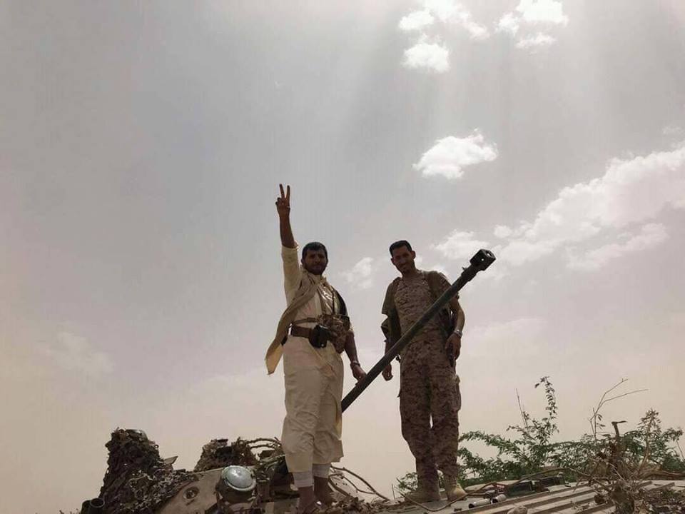 دبابة حوثية في أيدي القوات الحكومية بالجوف بعد قيادة خاطئة لسائقها دبابة حوثية في أيدي القوات الحكومية بالجوف بعد قيادة خاطئة لسائقها