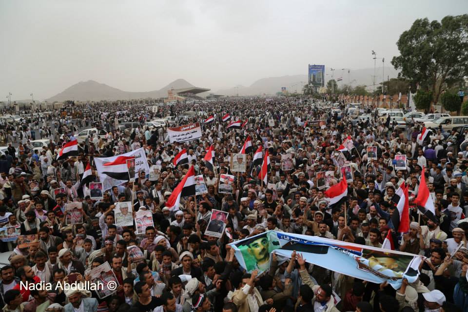 مئات الالاف يشيعون جثمان القشيبي بصنعاء وينددون بالتواطؤ على قتله مئات الالاف يشيعون جثمان القشيبي بصنعاء وينددون بالتواطؤ على قتله