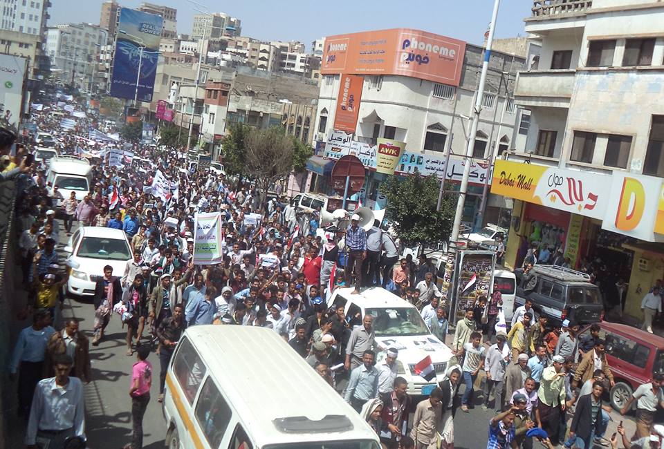 الآلاف في تعز يتظاهرون دعماً لشرعية الرئيس هادي ورفضاً لانقلاب الحوثيين الآلاف في تعز يتظاهرون دعماً لشرعية الرئيس هادي ورفضاً لانقلاب الحوثيين