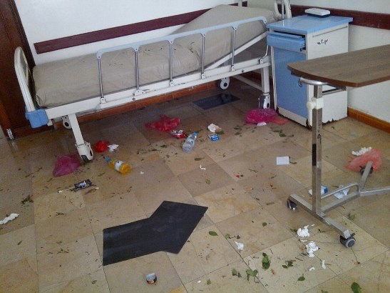 12 جريحاً بانفجار قنبلة كانت بحوزة مسلح حوثي في مستشفى الثورة بإب 12 جريحاً بانفجار قنبلة كانت بحوزة مسلح حوثي في مستشفى الثورة بإب