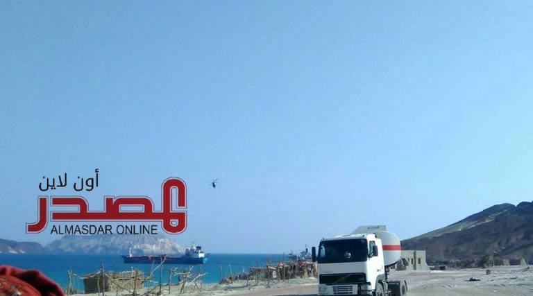 طائرة أباتشي تحلق فوق موانئ بير علي في شبوة طائرة أباتشي تحلق فوق موانئ بير علي في شبوة