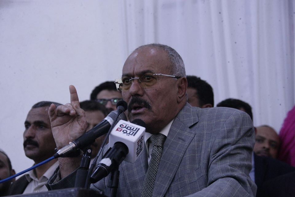 «صالح» يتهم الحوثيين بنهب الرواتب ويقول إن هناك موارد تضمن تسليمها للموظفين «صالح» يتهم الحوثيين بنهب الرواتب ويقول إن هناك موارد تضمن تسليمها للموظفين