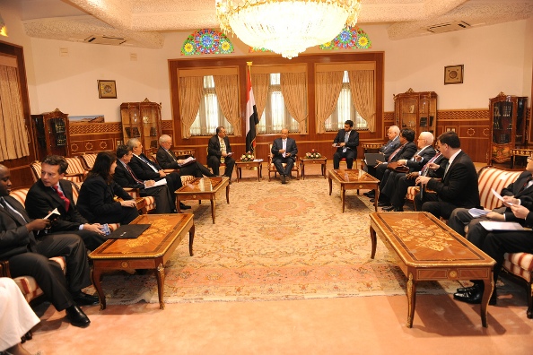 الرئيس اليمني مع ممثلي الدول الأعضاء في مجلس الأمن الدولي خلال زيارتهم لصنعاء يوم الأحد 27 يناير 2013