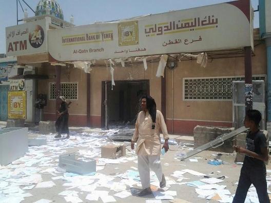 حضرموت.. مسلحو القاعدة ينهبون أحد البنوك في منطقة «الشرج» بالتزامن مع هجوم المكلا حضرموت.. مسلحو القاعدة ينهبون أحد البنوك في منطقة «الشرج» بالتزامن مع هجوم المكلا