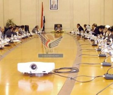 الحكومة تعقد اجتماعاً بعد انقطاع شهر وتوجه الداخلية والدفاع بمنع حمل السلاح في عواصم المدن