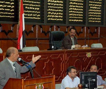 غياب «المشترك» يُثير جدلاً في البرلمان.. والراعي: ماناش فارح برئاسة المجلس.. والكرسي بجزمتي