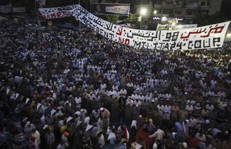 انصار الرئيس المعزول محمد مرسي يؤدون الصلاة في ميدان رابعة العدوية بالقاهرة