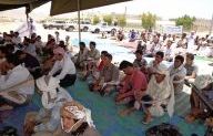 محتجون في شبوه يؤدون صلاة الجمعة أمام مبنى المحافظة للمطالبة بمشاريع خدمية 
