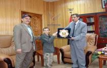 الأشول يكرم الطفل اليمني الفائز بجائزة مكتب التربية لدول الخليج العربي