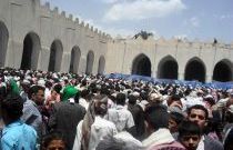 آلاف من المواطنين يؤدون صلاة الجمعة في جامع معاذ بن جبل في الجند في ذكرى دخول اليمنيين الإسلام