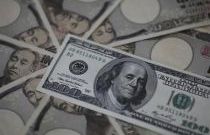 الدولار يعوض خسائره بعد توضيح لتصريحات وزير ياباني بشأن الين