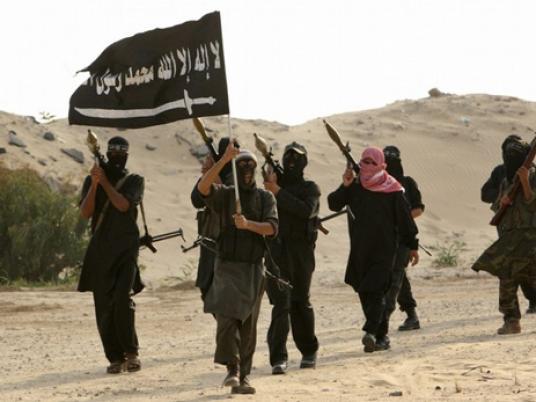 القاعدة تهاجم قاعدة عسكرية في محافظة لحج ومواجهات مستمرة بين الجنود والمسلحين القاعدة تهاجم قاعدة عسكرية في محافظة لحج ومواجهات مستمرة بين الجنود والمسلحين