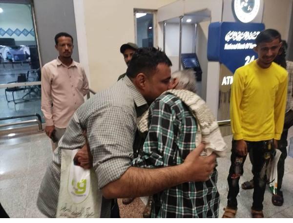 من سجون بندر عباس إلى سجن شلال شايع.. احتجاز البحار محمود حسين فور وصوله مطار عدن