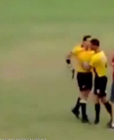 حكم برازيلي يشهر مسدسا بوجه لاعب