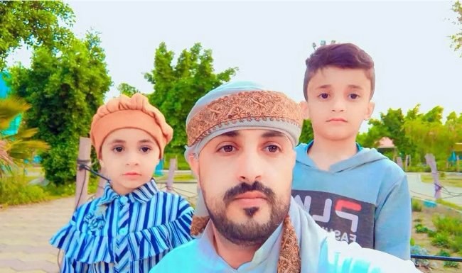 وداع الدميني الأخير.. مغترب يمني يترك طفليه «صقر وأبرار» ويلقى حتفه في حادث سير قبل وصوله عُمان