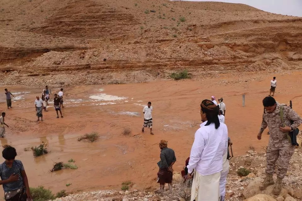 السيول تدمر الطرقات وتقطع التيار الكهربائي والانترنت في المهرة