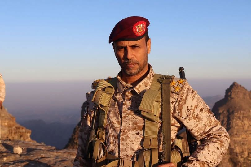 ساهم في تحرير مدينته ثم اعتُقل فيها وأجبر على مغادرتها.. من هو العميد "أيمن شكيب العدني" الذي أنهت ذبحة صدرية مشواره العسكري؟