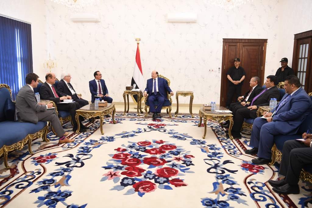 هادي خلال لقائه بالمبعوث الأممي في عدن: انسحاب الحوثيين من الحديدة أو الحسم العسكري