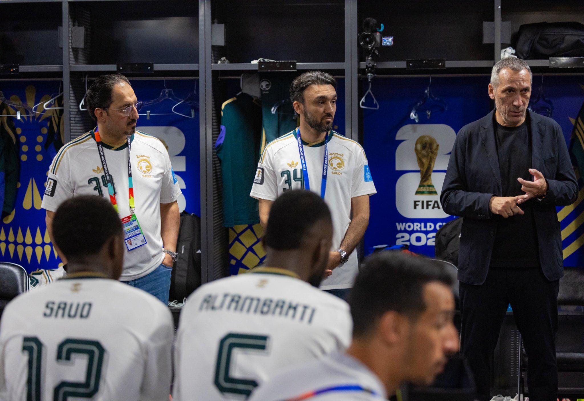 بدون المدرب.. وزير الرياضة السعودي يعقد اجتماع عاجل مع المنتخب السعودي بعد رباعية إسبانيا