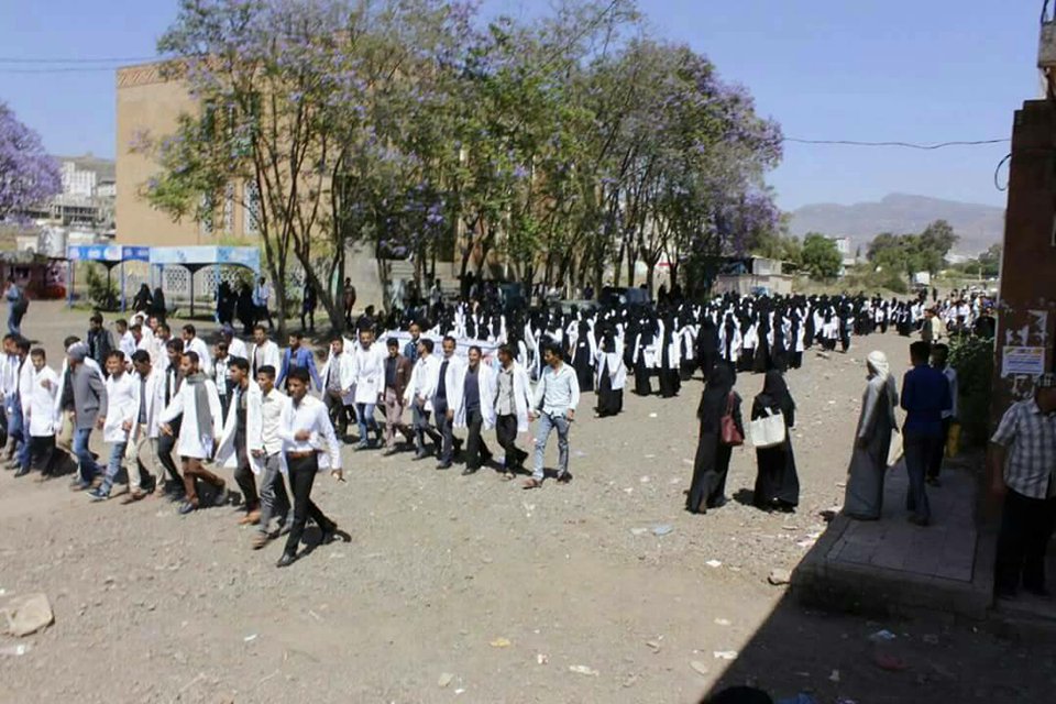 للاسبوع الثاني على التوالي.. تظاهرة احتجاجية في إب لطلاب "المايكرو"