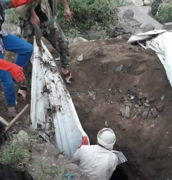 لجنة تحقيق حكومية تكشف عن جثث لجنود أعدمهم متطرفون ودفنوهم في تعز