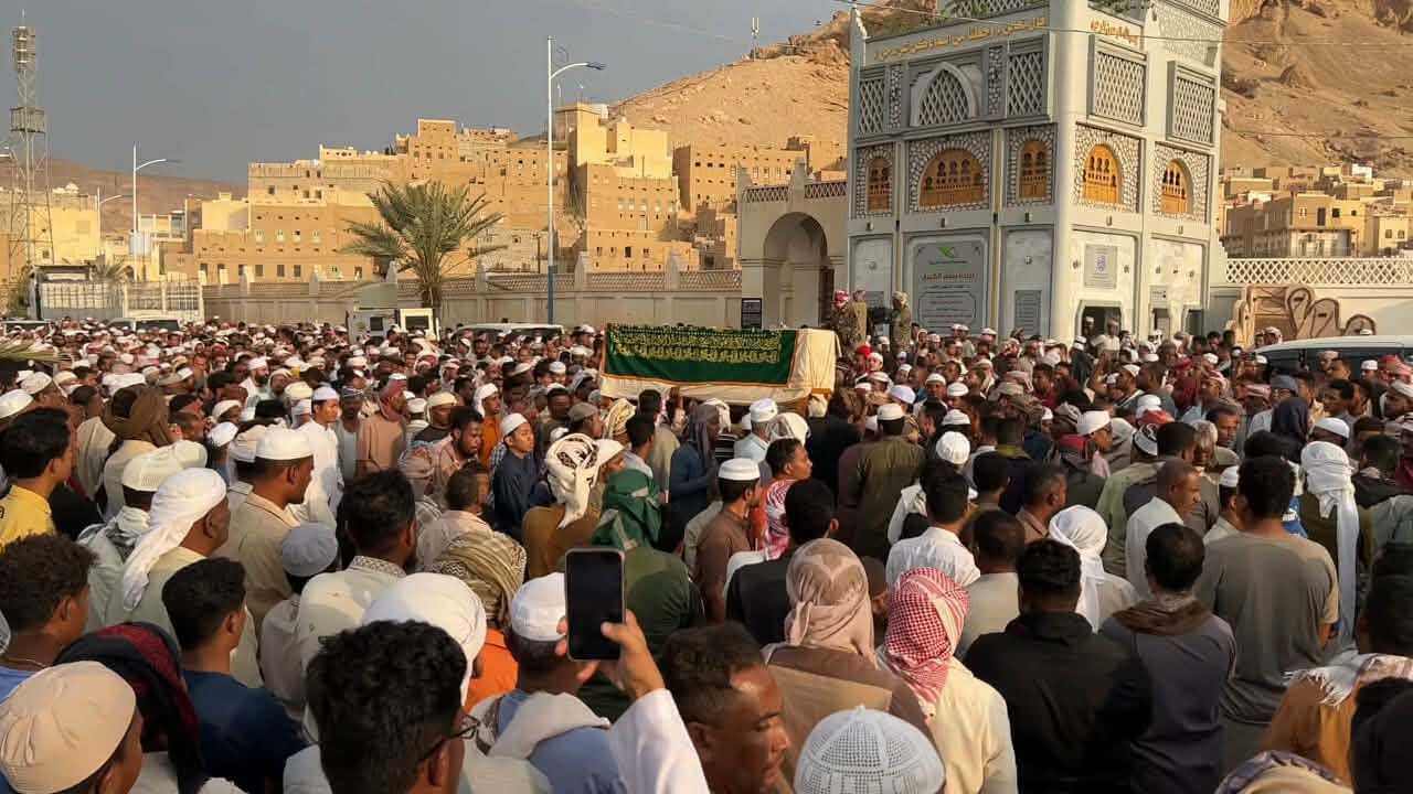 حضور رسمي وشعبي واسع.. حضرموت تشيّع مفتيها الشيخ علي بن سالم بكير في موكب مهيب بتريم