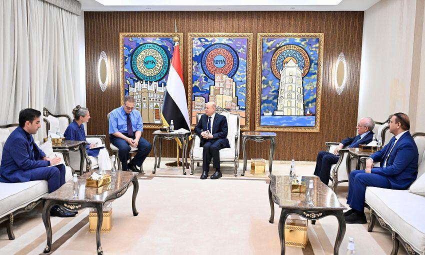 العليمي يدعو إلى دور أوروبي أكبر لدعم التعافي وتشديد الضغوط على الحوثيين