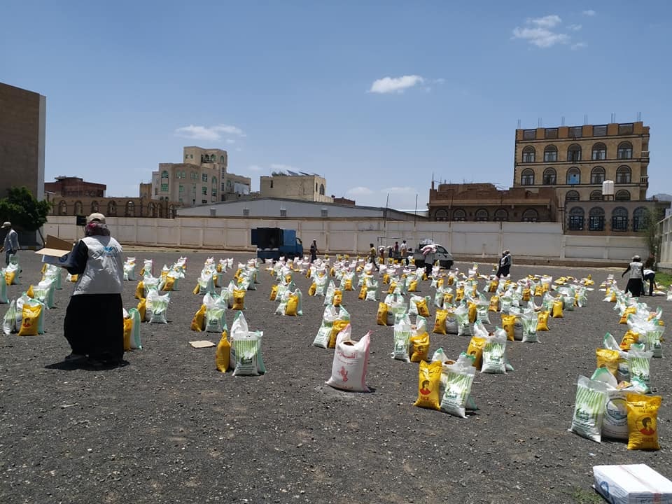 في عهد الحوثيين.. سلال غذائية تُوزع على أكاديميي الجامعات