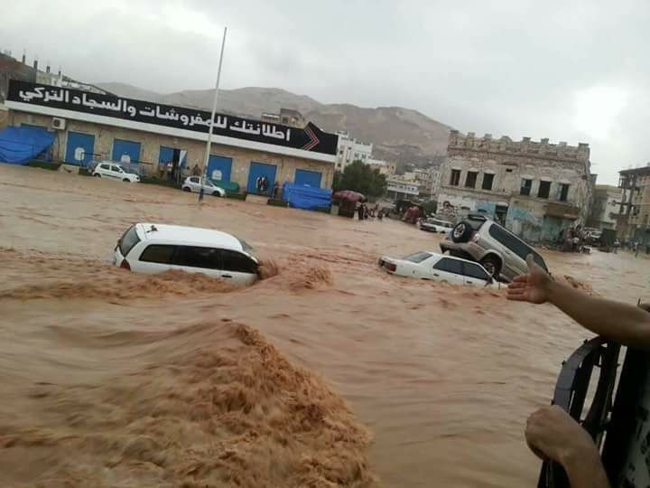 سكان: سيول في مدينة المكلا تخلف أضراراً في المنازل والمركبات
