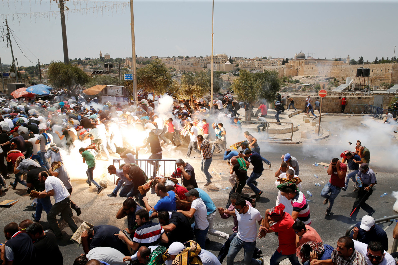 استشهاد فلسطيني وإصابة آخرين بمواجهات في محيط المسجد الأقصى