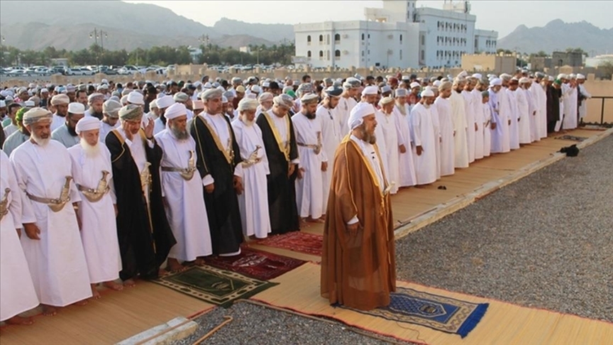 المسلمون في إندونيسيا وباكستان والهند وأستراليا وعمان والمغرب يحتفلون بأول أيام عيد الفطر