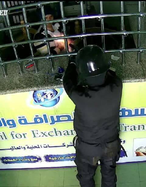 صنعاء.. مسلحون يهاجمون محل صرافة ويقتلون أحد الصرافين وينهبون 30 مليون ريال