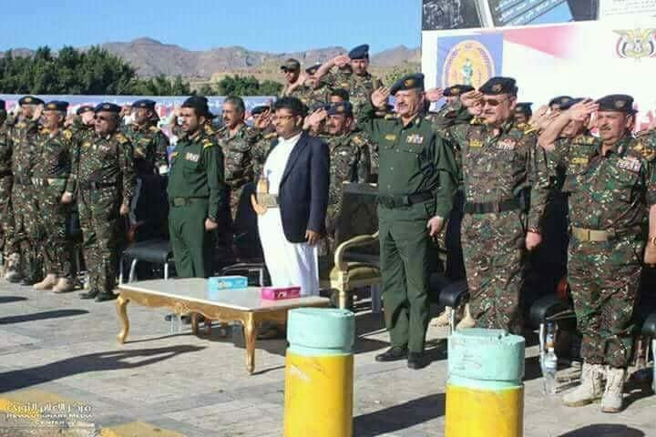 مليشيات الحوثي تنظم عرضاً عسكرياً في صنعاء ومقاتلات التحالف تدك سوقاً للفواكه في صعدة