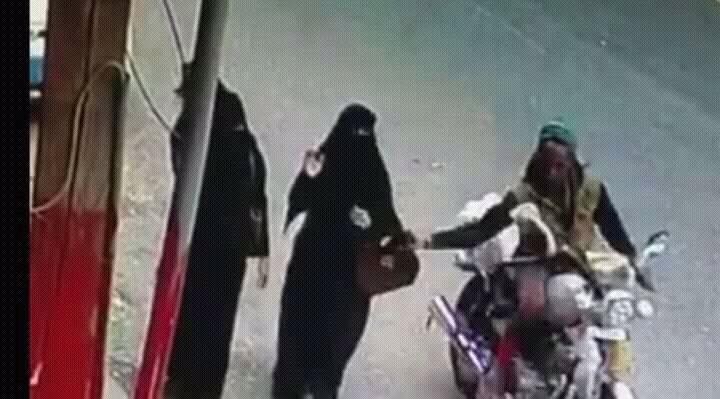 بعد أن أسقط امرأة أرضاً وسرقها بالإكراه.. القبض على «لص الحقيبة» (فيديو)