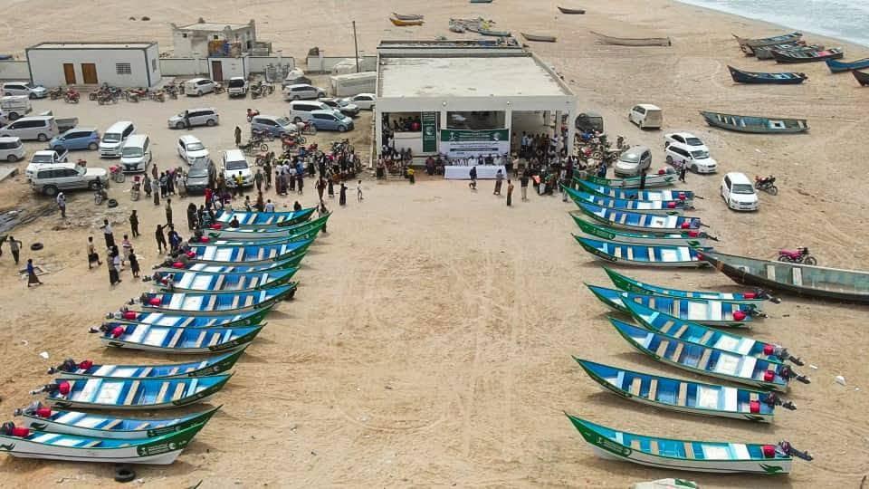 مركز الملك سلمان يدشن توزيع 50 قارب صيد مزوداً بالمحركات لصيادي حصوين في المهرة