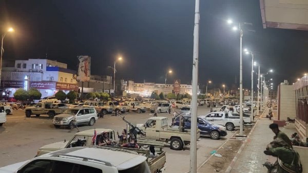 مجاميع مسلحة في ساحة العروض بعدن تحت لافتة رفض الإفراج عن مدانين في قضايا إرهاب ضمن صفقة تبادل الأسرى مجاميع مسلحة في ساحة العروض بعدن تحت لافتة رفض الإفراج عن مدانين في قضايا إرهاب ضمن صفقة تبادل الأسرى