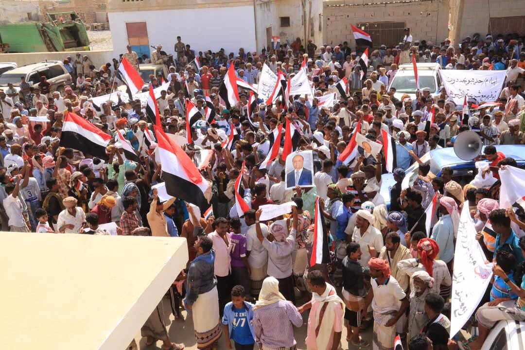 مظاهرات في جزيرة سقطرى تدعم الحكومة وتندد بالتواجد العسكري الإماراتي