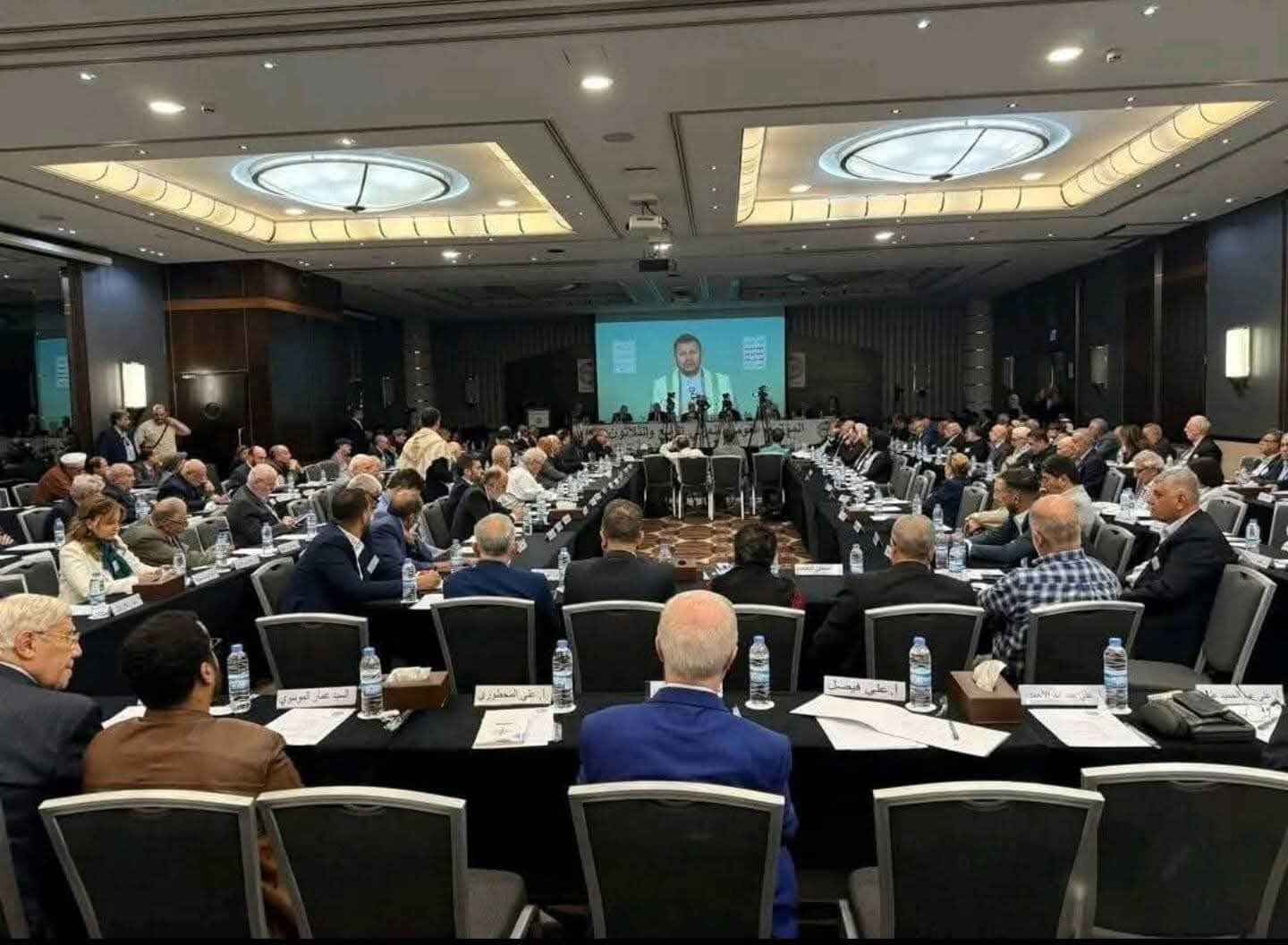 موجة انتقادات وسخرية بعد ظهور قيادات "قومية" بينهم حمدين صباحي في مؤتمر ببيروت يستمعون لكلمة زعيم ميليشيا الحوثي