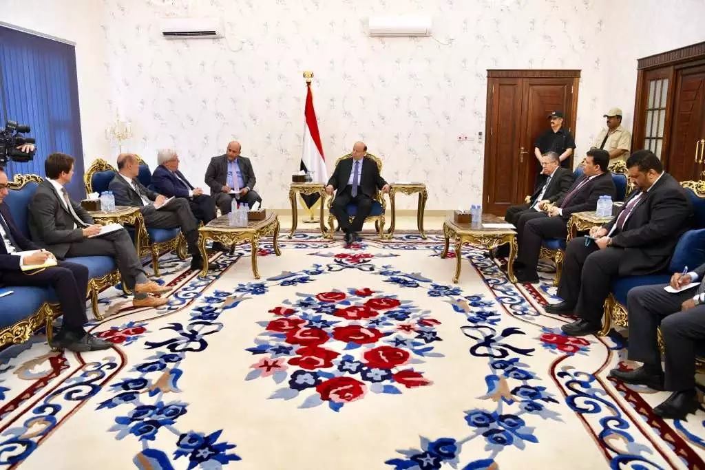 عقب لقائه بغريفيث.. هادي يشكل لجنة برئاسة بن دغر لدراسة أي مقترحات يقدمها المبعوث الأممي