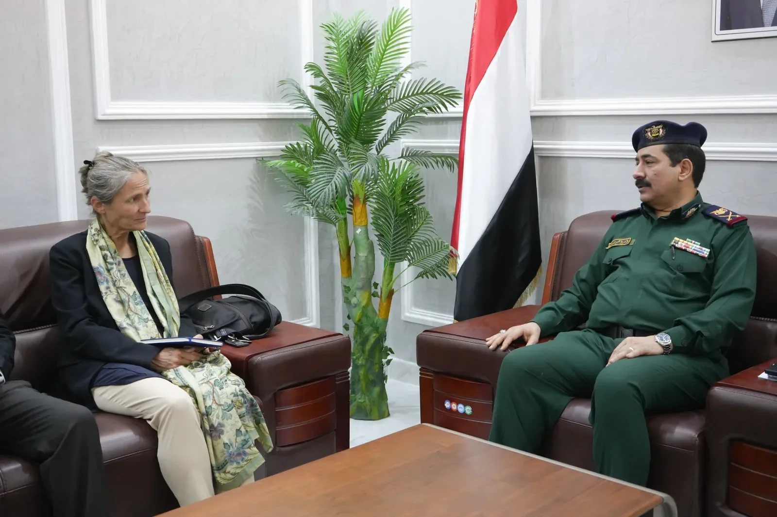 وزير الداخلية يبحث مع سفيرة هولندا تعزيز التعاون الأمني وزير الداخلية يبحث مع سفيرة هولندا تعزيز التعاون الأمني