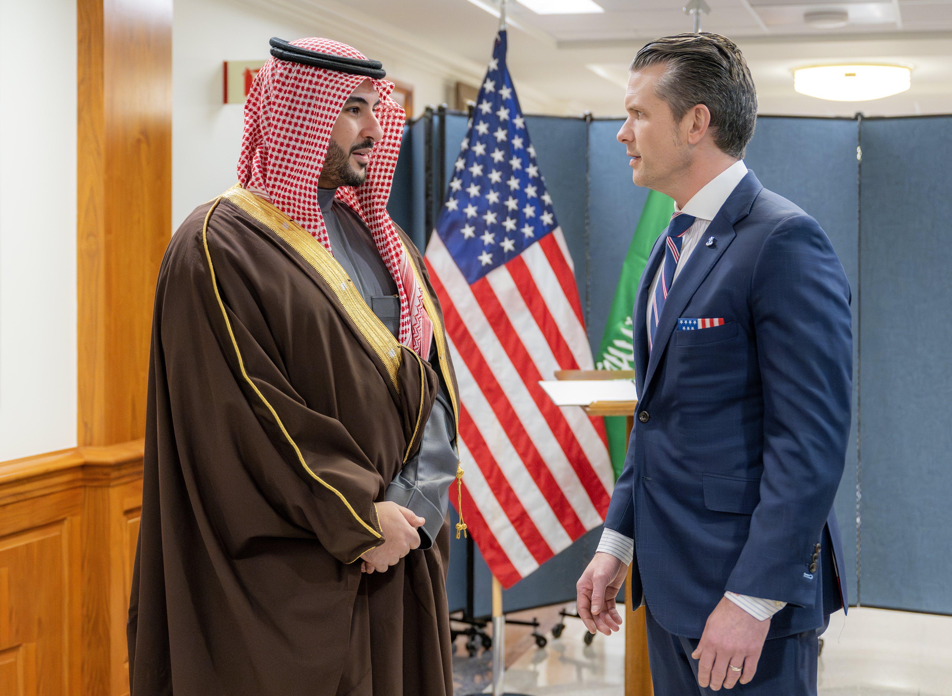 بحضور ﻿سفير المملكة لدى اليمن.. ﻿وزير الدفاع السعودي ونظيره الأمريكي يبحثان تطوير التعاون العسكري
