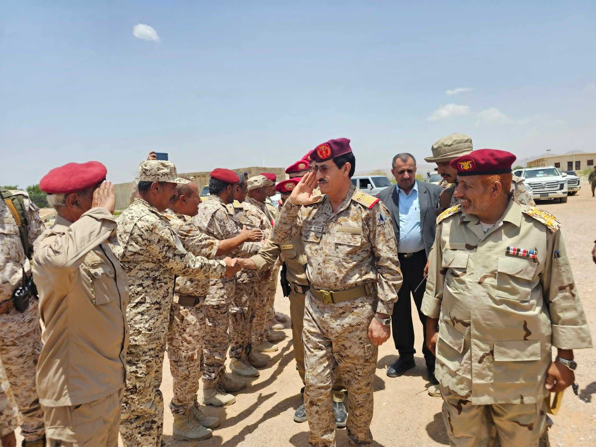 أشاد بتكامل التشكيلات.. وزير الدفاع يتفقد محور عتق ويؤكد دعم جاهزيته العسكرية﻿