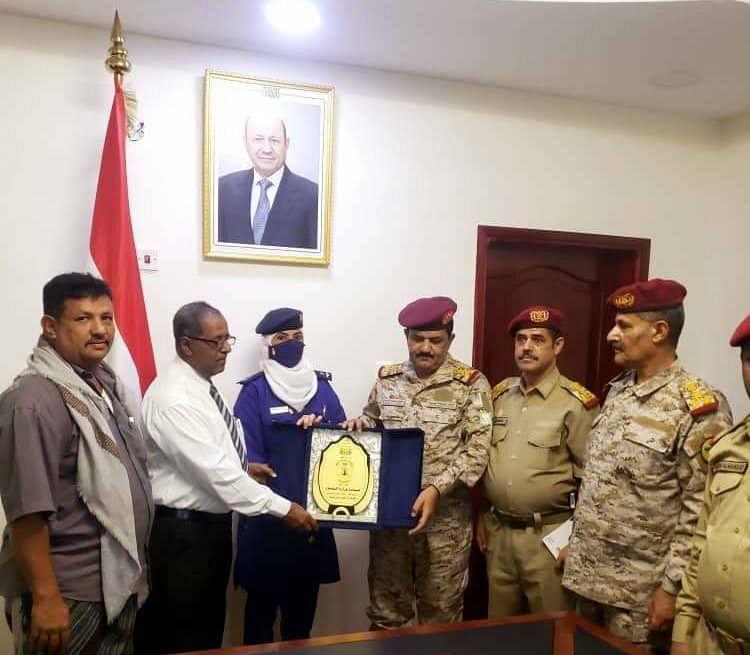 وزير الدفاع يكرم أول فتاة طيارة في القوات المسلحة اليمنية وزير الدفاع يكرم أول فتاة طيارة في القوات المسلحة اليمنية