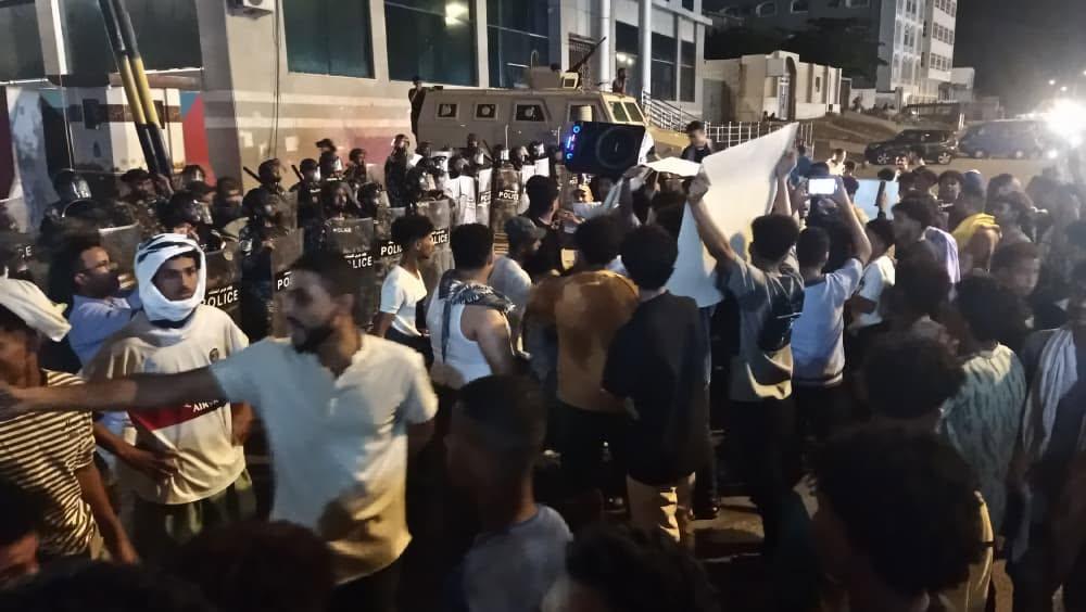 وسط انتشار أمني مكثف.. تظاهرة احتجاجية أمام قصر المعاشيق رفضاً لتدهور الوضع الخدمي في عدن