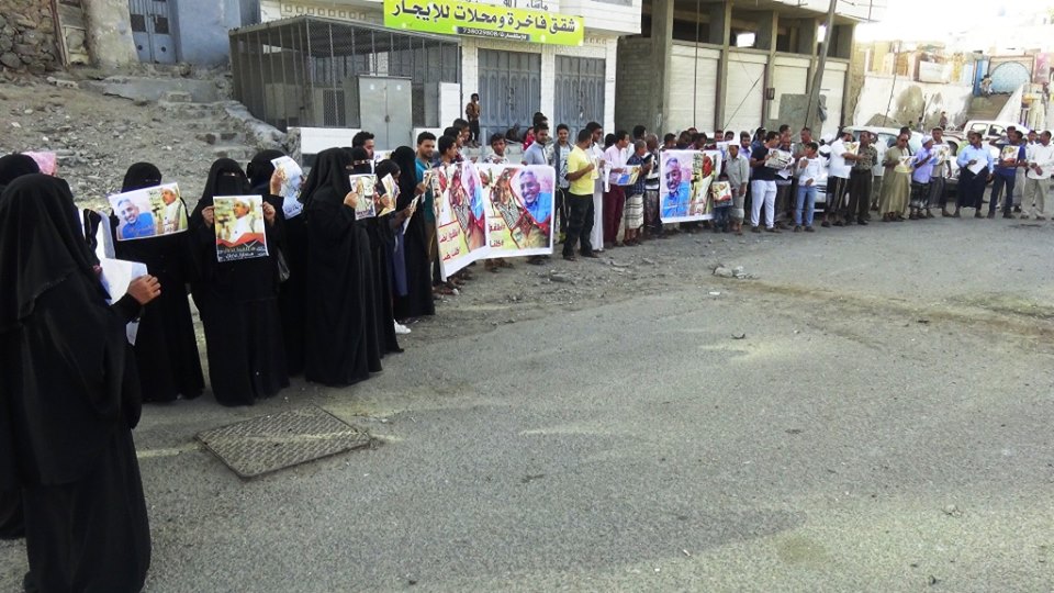 وقفة احتجاجية بالمعاشيق تطالب أمن عدن إطلاق سراح الداعية نضال باحويرث